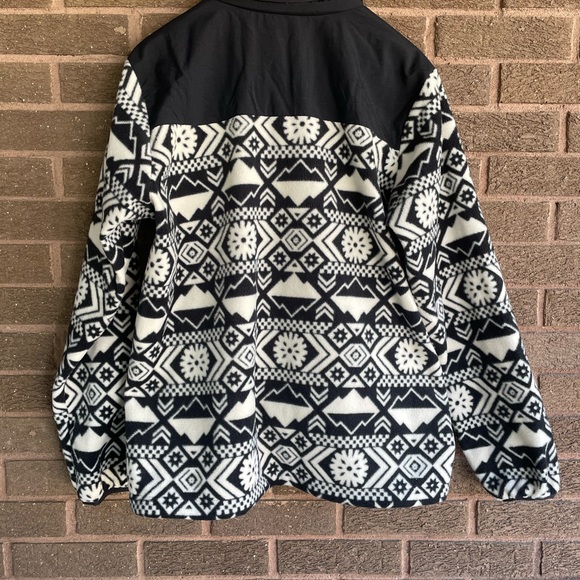 Columbia Women’s XL Black and White Aztec Geometric 1/4 Snap-Up Sweater - Picture 5 of 8